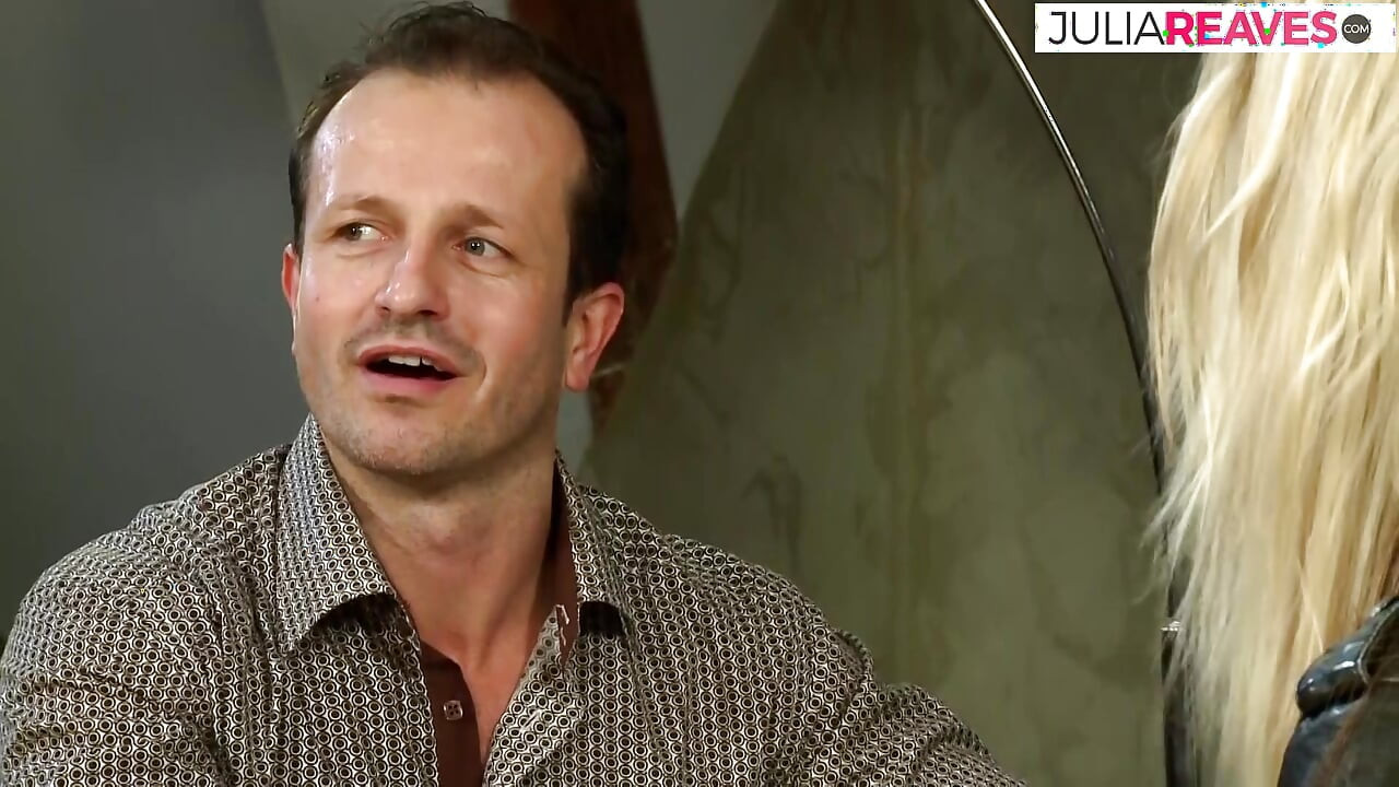 Loira sexy chupa um pau enorme e depois é fodida para uma gozada na boca