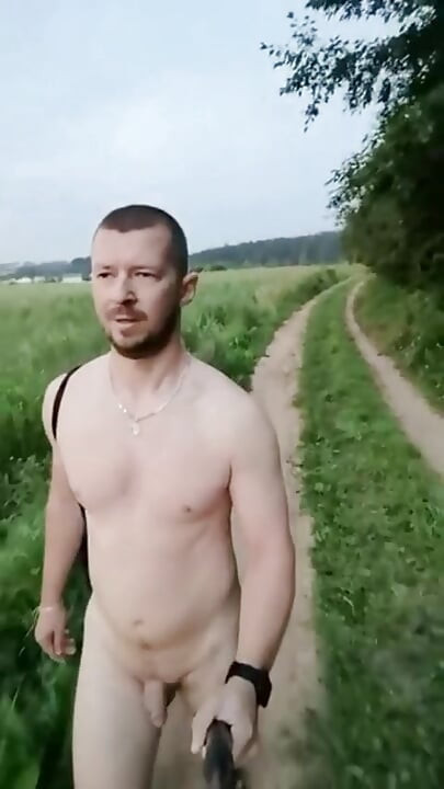 一个俄罗斯男人在大自然中的裸体散步
