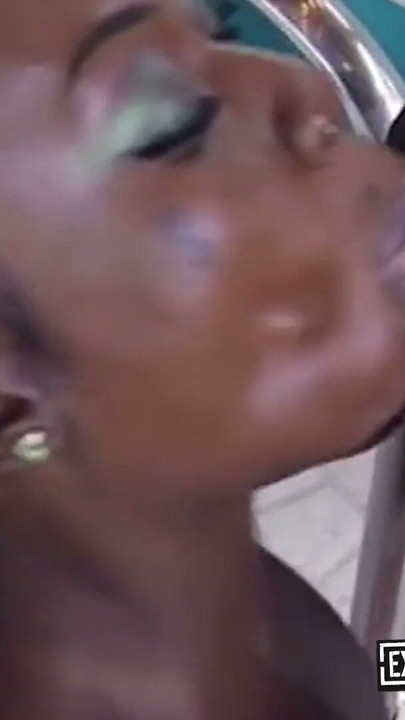 Afrikalı mülteciler swinger partisinde sikildi | Klip 1