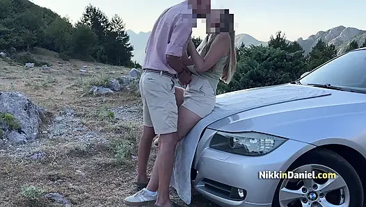 Горячее свидание с сексуальной девушкой закончилось диким сексом на капоте машины