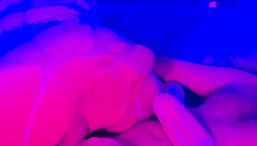 Echte freundin gibt ihrem freund einen schlampigen halsfick-blowjob - selbstgedrehter amateur