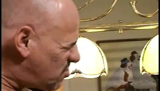 Şehvetli kızıl saçlı evli kadın kocası için özel yemek hazırlıyor