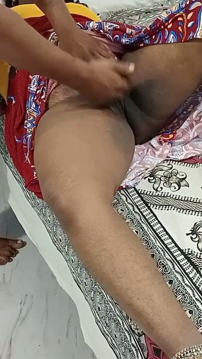 Tamil üvey kız kardeş porno izliyor üvey erkek kardeşi yakalandı ve sert üvey kız kardeş edepsizce ateşli inliyor | Klip 2