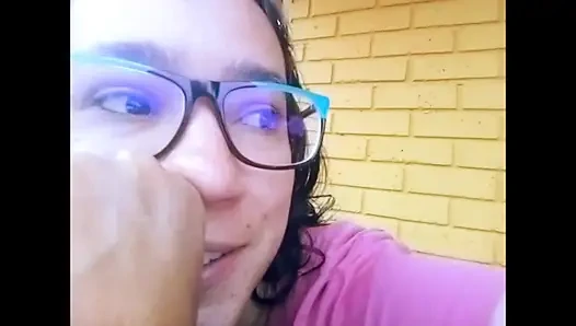 Я трогаю свою киску на балконе, и соседи смотрят на меня из окна