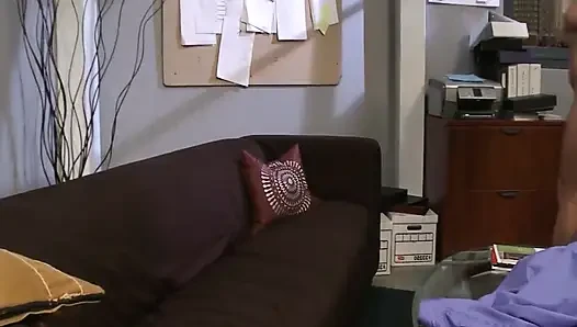 İç çamaşırlı büyük götlü ateşli officecene 3 sarışın ofiste büyük bir yarakla sikiliyor