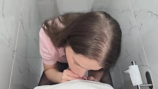 Beim ersten date im badezimmer eines café gefickt.