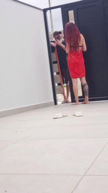 Συγκλονιστική στιγμή από το "Παντρεμένη κάνει ηλιοθεραπεία στην αυλή της και ο γείτονας ήρθε να φτιάξει την πύλη της και την πιάνει μόνο απροετοίμαστη"