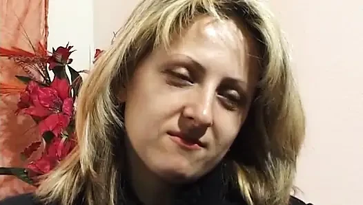 Büyük memeli sarışın vücudunu gösteriyor