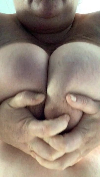 Grandes y pesadas tetas colgando pero llenas naturales - con curvas bbw tit paja