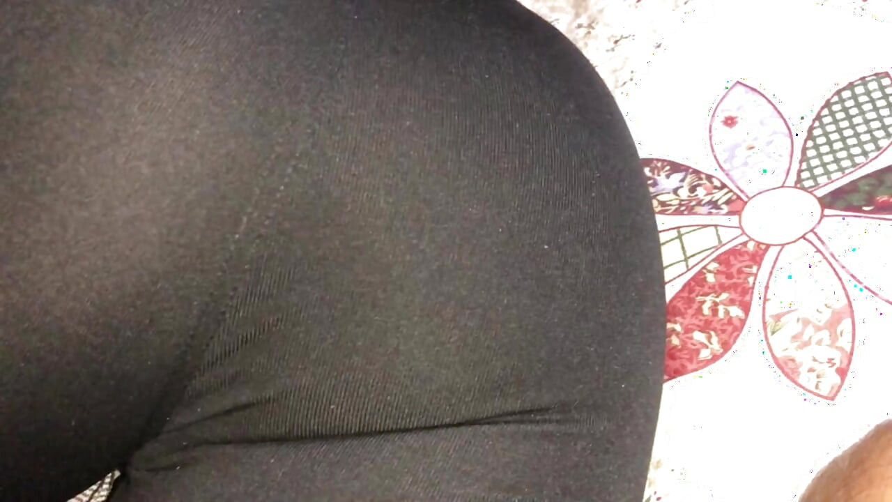 Seksi cura u crnim uskim hlačama želi malo kurca