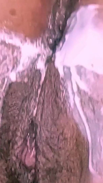 Ξυρίζω το μουνί και τον πρωκτό της φίλης μου | Κλιπ 1