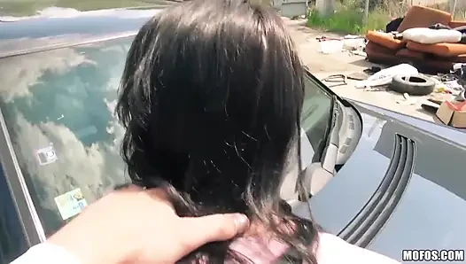 Mahsur kalan gençler - belle'in Brno'ya bir asansöre ihtiyacı vardı, rastgele bir yabancıdan binmek için yalvardı