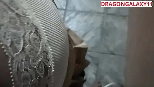 (riskli halka açık) Latin üniversiteli kız sokakta göğüslerini teşhir ediyor ve mastürbasyon yapıyor