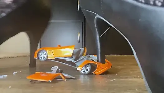 Crushed Dreams: Bella Blast Pantat Raksasa Vs Mobil Sport Oranye