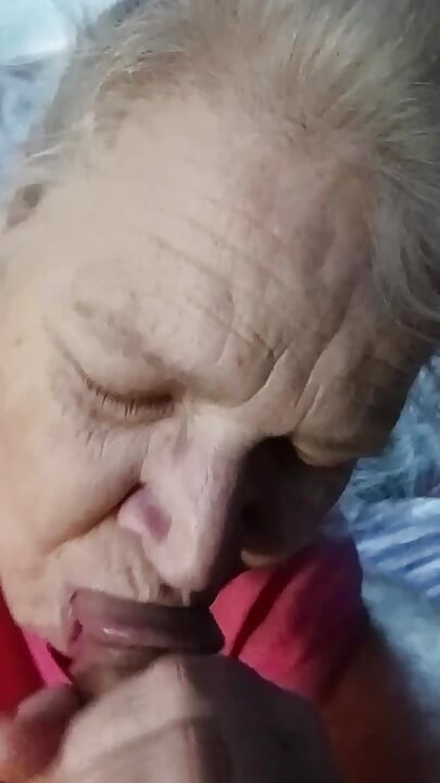 Assista essa gordinha madura dar um boquete na amiga!