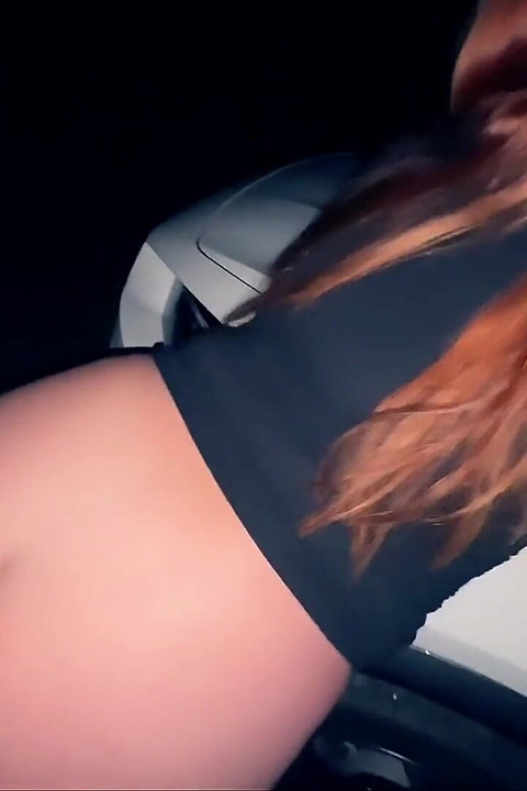 Gece yarısı araba buluşması - naylon çorap, gırtlağına kadar alma ve korunmasız sikiş
