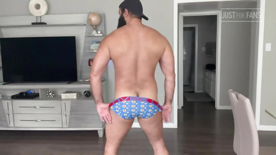 Muscle Bear webcam show in underwear and happy ending