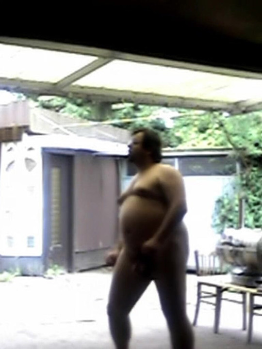 เต้นแก้ผ้าต่อหน้าโรงรถ