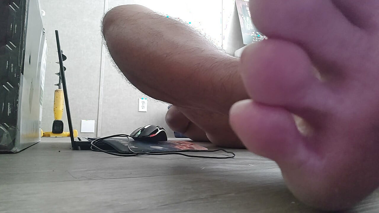 Nude Jerking Off & Surfing the Web Barefoot