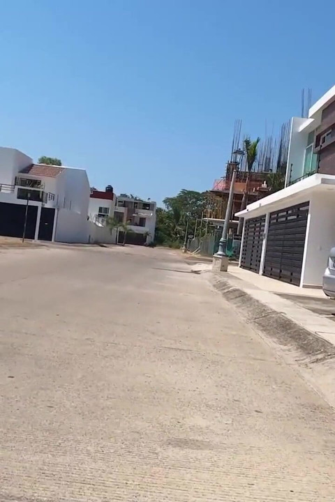 Fată excitată suge o pulă uriașă până la o ejaculare în gură