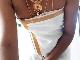 泰米尔人妻swetha穿着喀拉拉邦风格的连衣裙拍摄自己的裸体