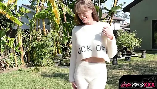 İri göğüslü orta yaşlı seksi kadın Sofie Marie üvey oğlunun azgın yarağına tırmanıyor