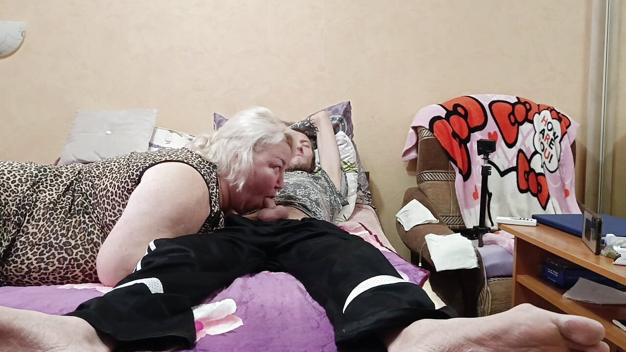 Neočekivano duboko pušenje od maćehe sa spermom u usta i gutanjem