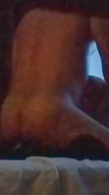 Eine sehr kurvige, mäkelnde Studentin besteht ihre Fächer. | Clip 1