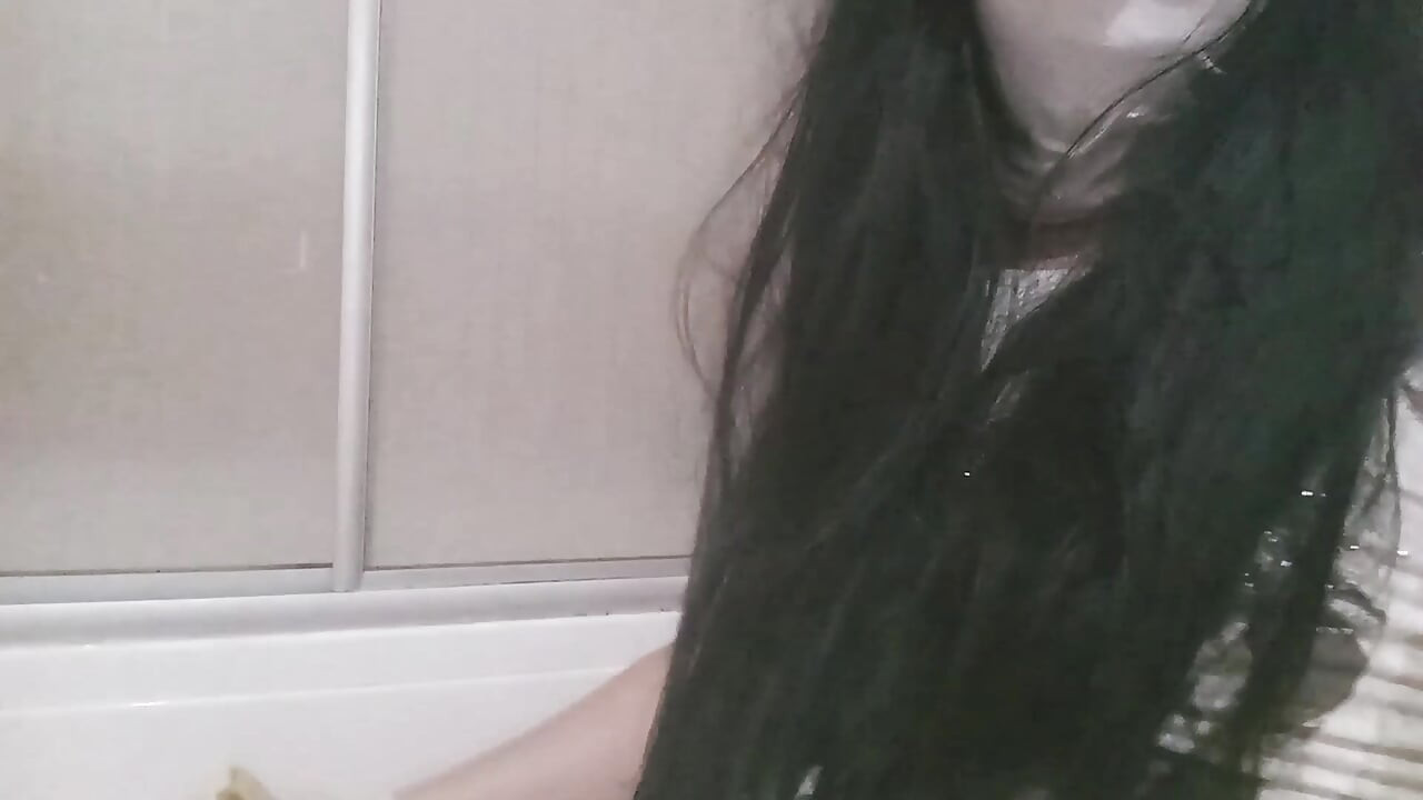Ich pinkel mit meinem kleinen sissy-penis und quetse den kopf meines penis