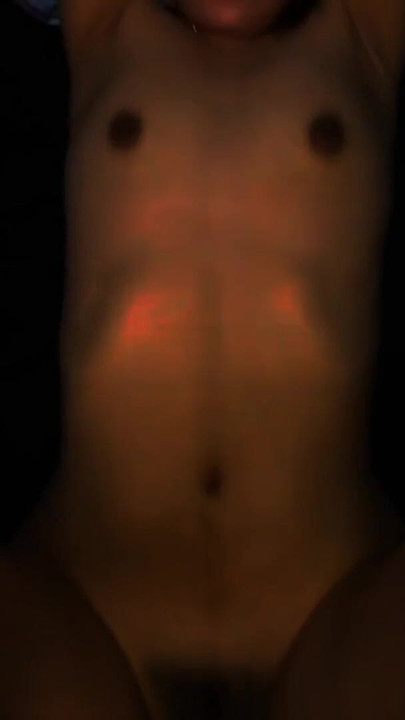 Känslosamt ögonblick från "Kambodjan Hot Wife äter kuk så söt - nya videor med Mss Kitty (26 okt 2024)"