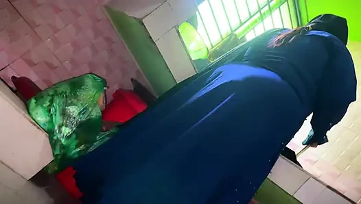 Istri hot india dientot habis-habisan di dapur saat lagi masak untuk suaminya, tapi dia malah dientot sama teman suaminya sendiri