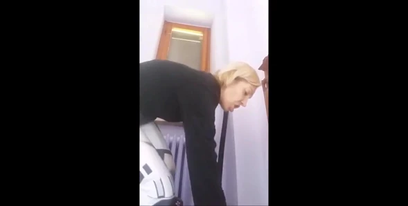 Chantal iyi bir ev hanımı ama bazen elektrikli süpürgeyle çok fazla kalıyor