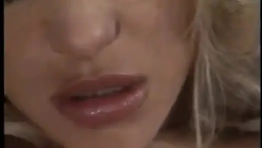 Blondes schätzchen hat ebenholzküken beim spielen mit ihrer muschi gefunden und mehr spaß vorgeschlagen