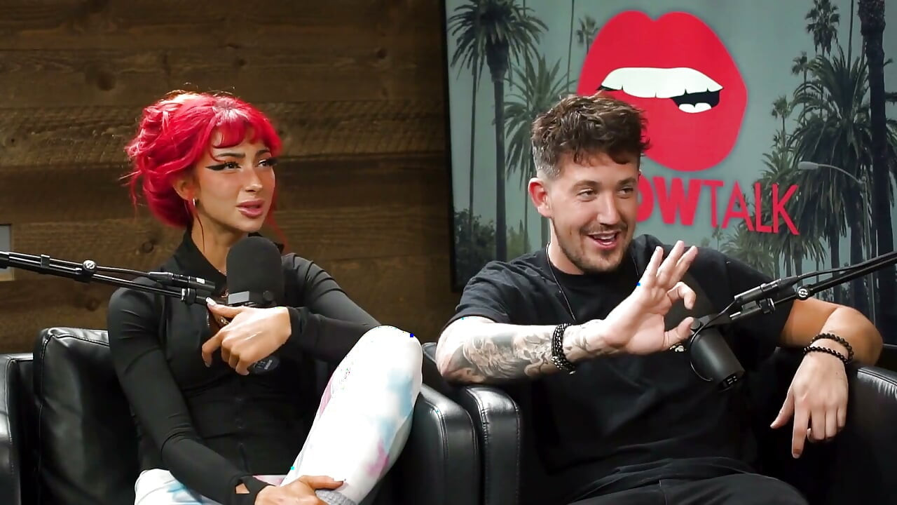 Lexy Panterra trese guzom u studiju za podkaste!