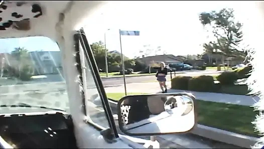 Tatlı genç kız bacaklarını açıyor ve dondurma kamyonunda sikiliyor