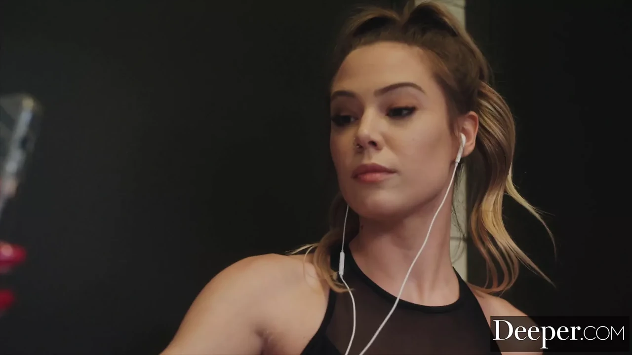 更深。淫荡的艾弗里被陌生人打屁股和管教