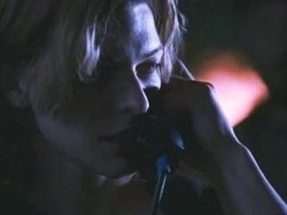 Milla Jovovich fa sesso al telefono