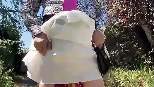 Bir akşam için beyaz etekli hızlı bir kıyafetle