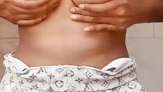 Hintli kız yumuşak göğüslerine bastırıyor