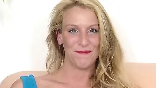 Geile blonde MILF fingert feuchte muschi bis zum zitternden orgasmus