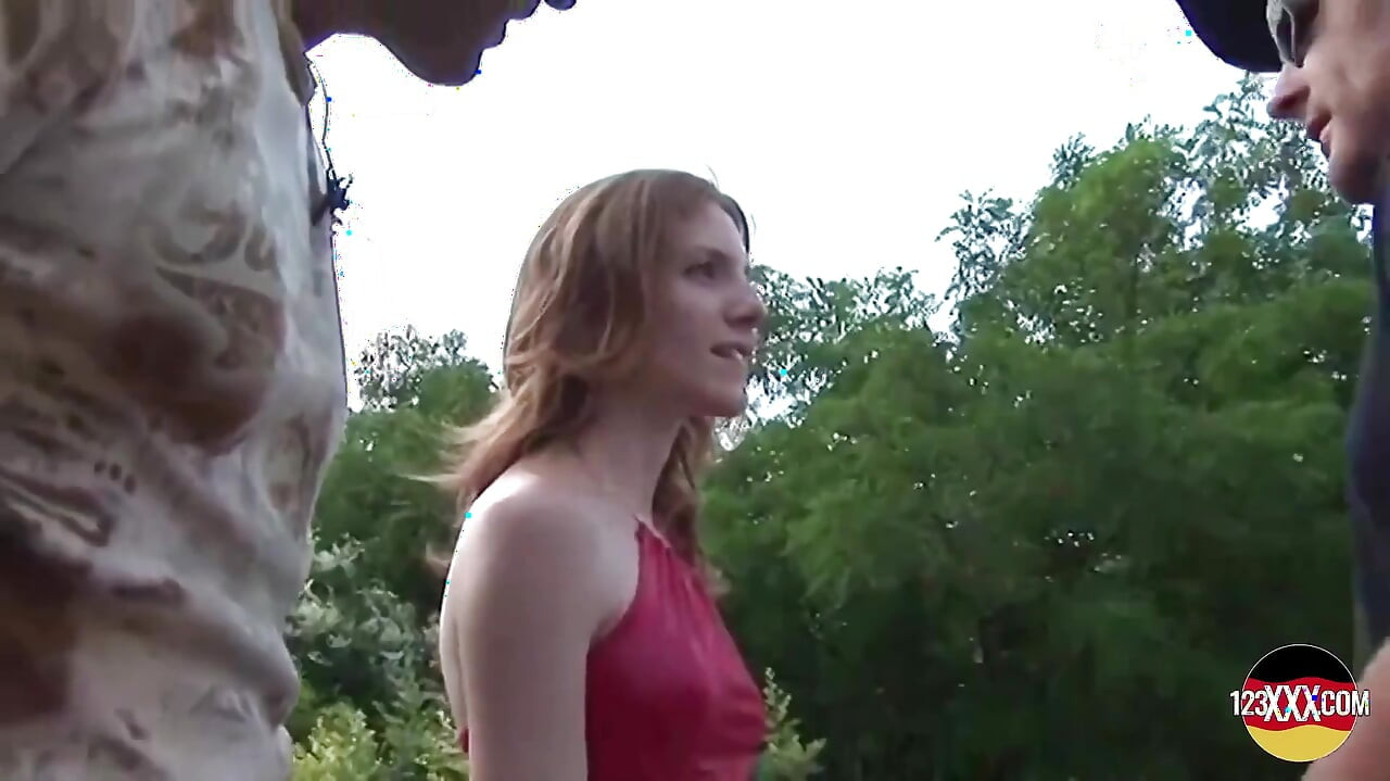 สาวผมสีน้ําตาลน่ารักสนุกกับกระเจี๊ยวแข็ง