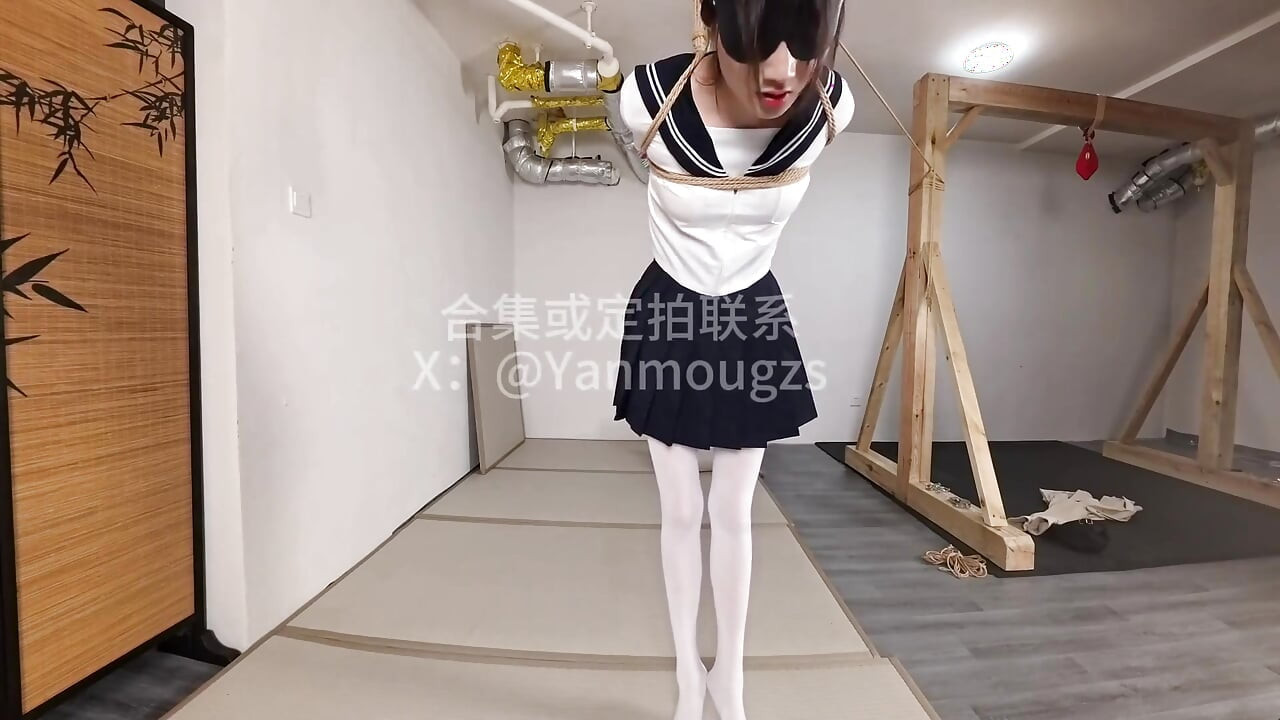 Bras droit combiné à un binding inversé de style japonais et des jambes pliantes pour une suspension semi-suspendue