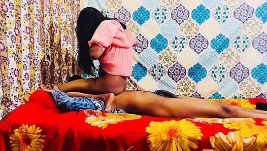Gadis itu datang ke rumah pacarnya untuk meyakinkannya, tapi pacarnya mergokin dia dan ngentot memeknya buru-buru dan bikin dia menjerit