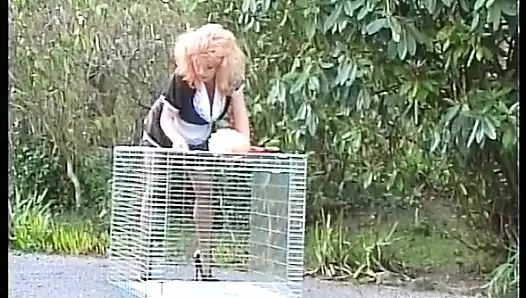 Молодая французская горничная на улице