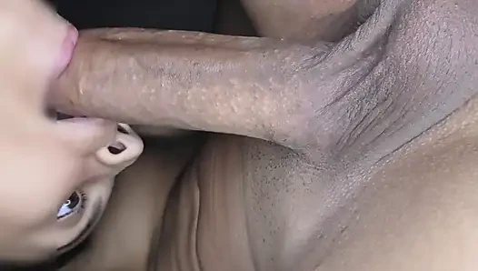 Красивый член сосет близлежащий