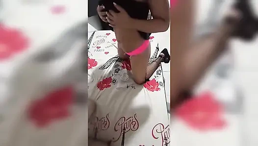 Bu seksi esmer fahişe bana geliyor ve tüm yarağımı onun içinde çok zengin koydum