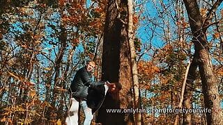 Follada a una bella culona en el bosque mientras caminaba