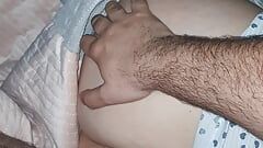 Un beau-fils sort une bite pendant qu’il glisse la main sur le gros cul de sa belle-mère