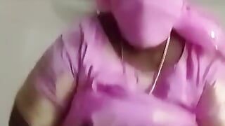 Dona de casa em vídeos de troca de roupa no quarto