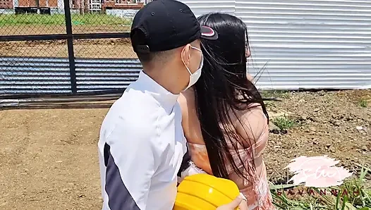 Я занимаюсь сексом с художником на строительной площадке, и он взрывает свою сперму на моем лице - Savannah Watson